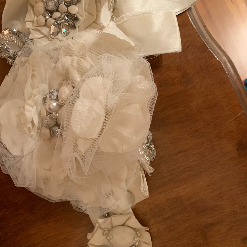 Enzoani Dakota wedding dress belt & veil included - Picture 6 of 16